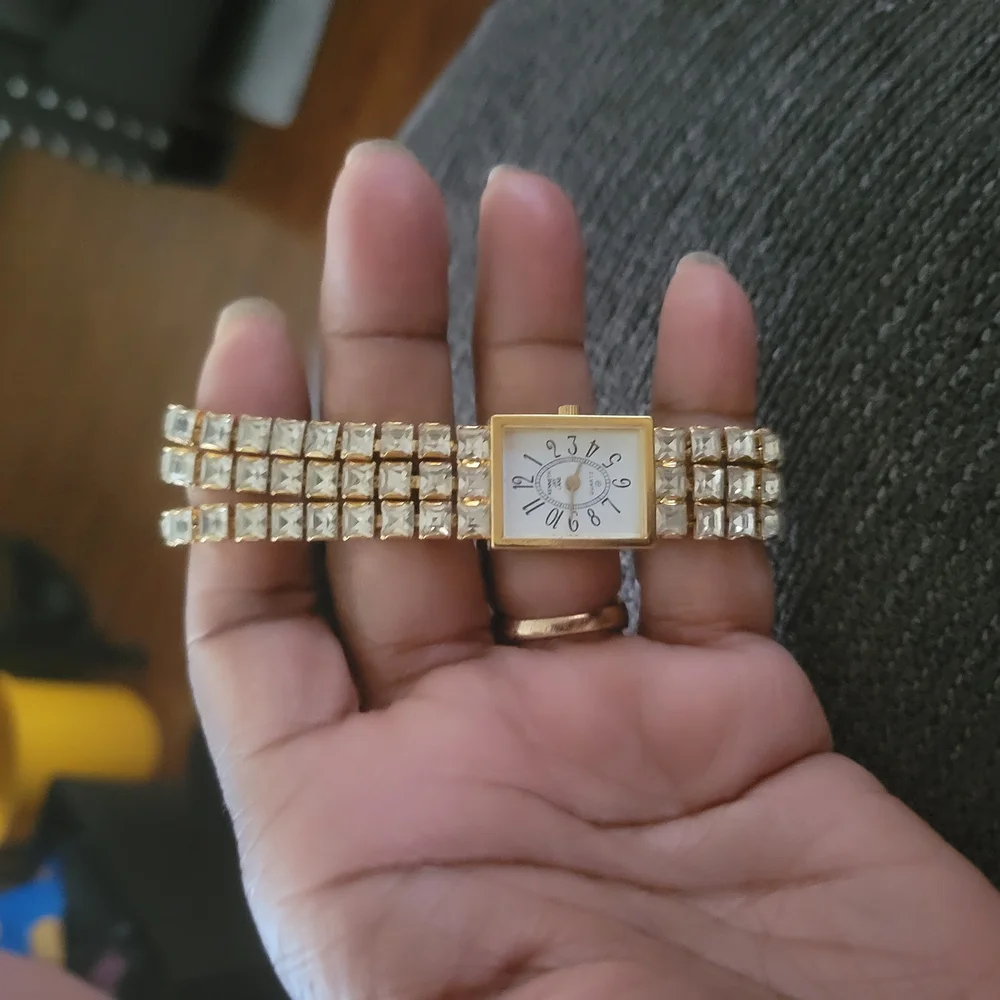 Elegant Gold Women's Watch - Picture 6 of 6